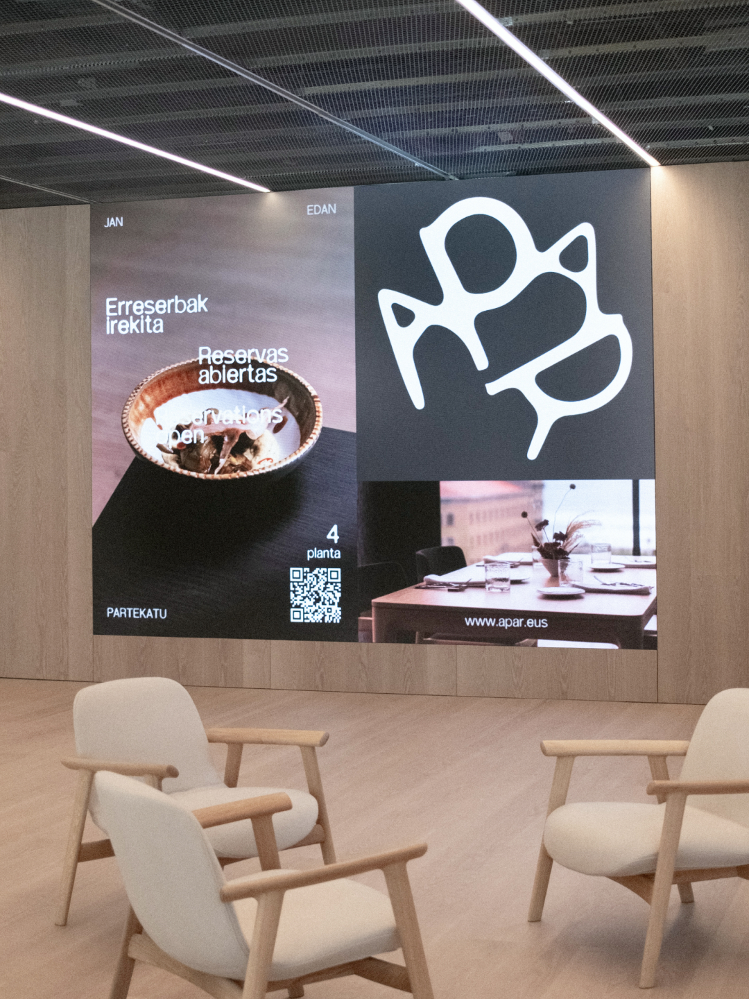 Foto de la pantalla del hall del edificio GOe