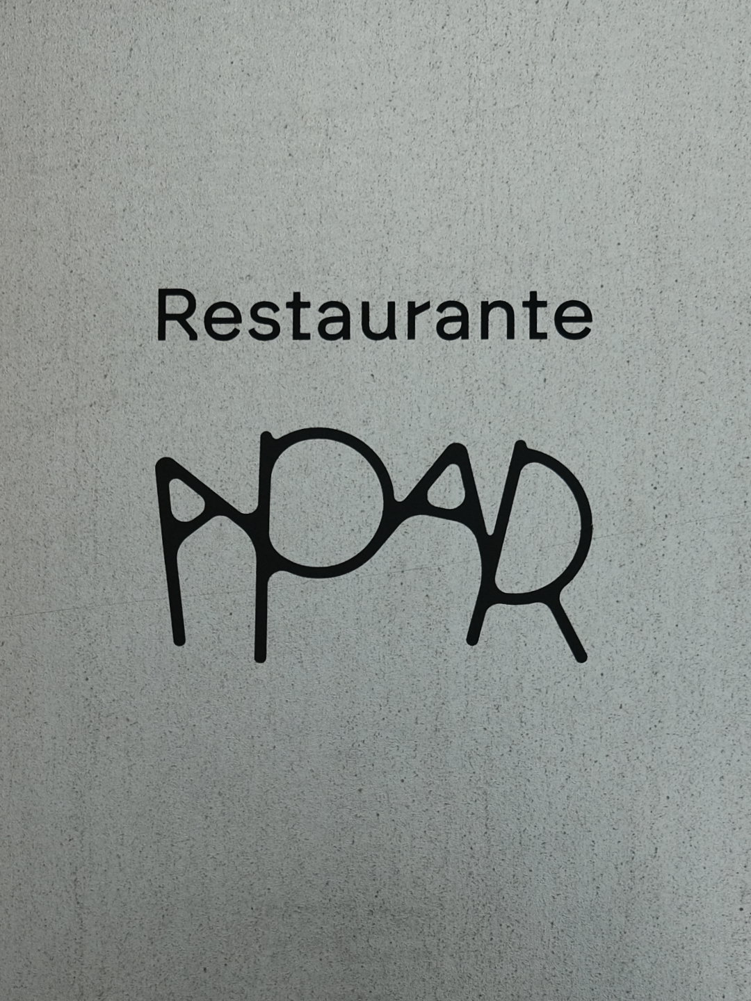 Foto de la señalización del edificio con el logo de APAR