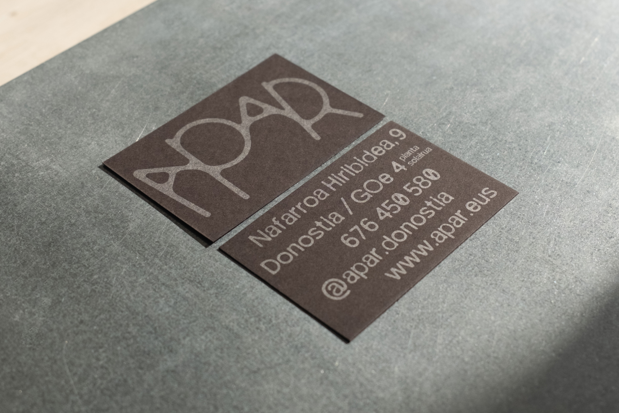 Foto de la tarjeta de visita de APAR por las dos caras