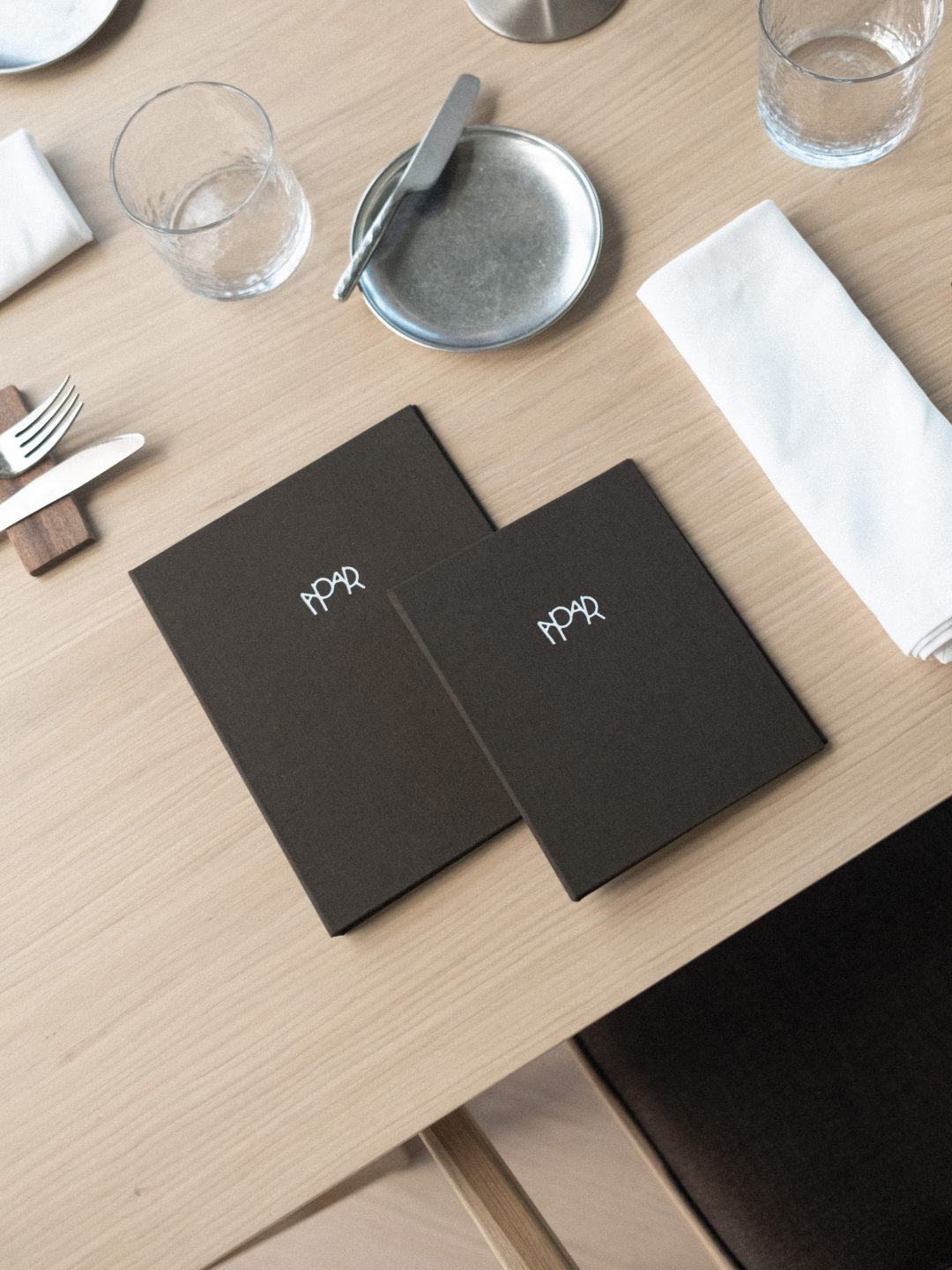 Foto de las cartas cerradas de APAR sobre la mesa